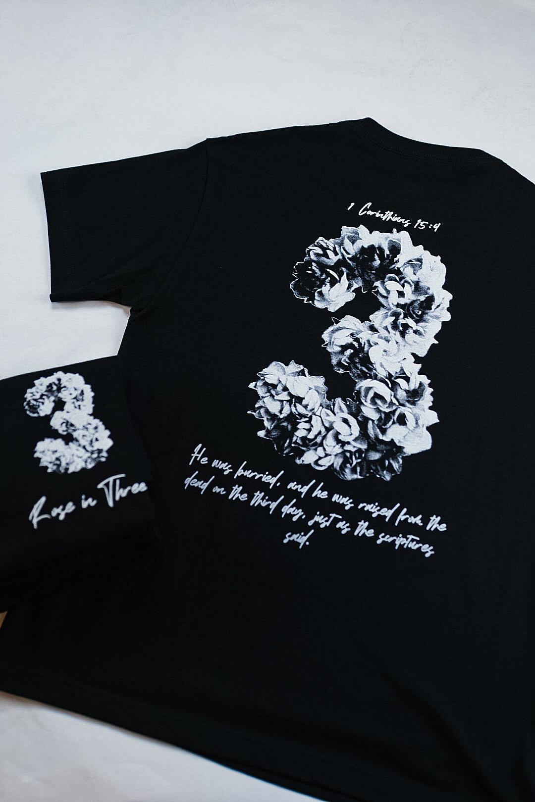ROSE IN 3 - WHITE ROSE (BLACK TEE)